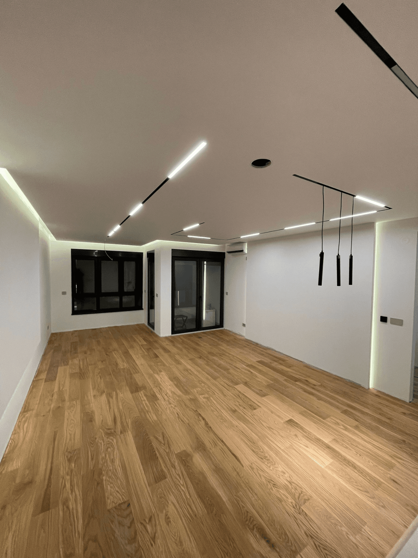 Moderni spušteni plafon sa LED rasvetom